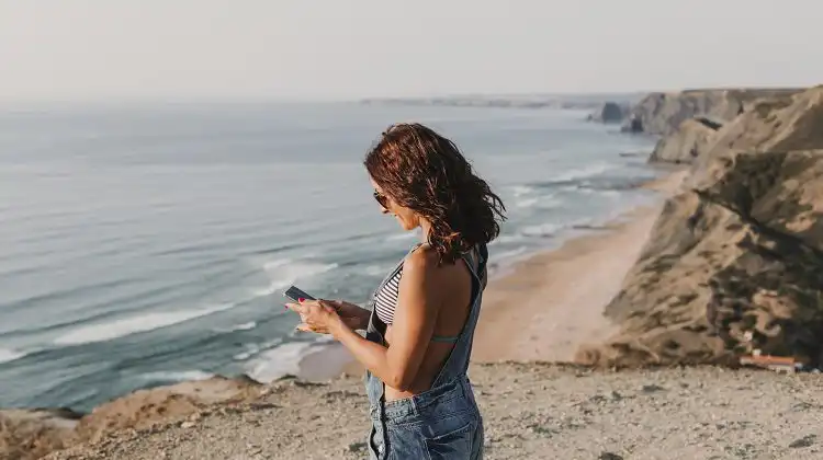 Mulher usando internet através do eSIM Holafly em Portugal.