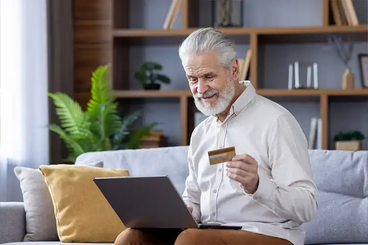 Homem com cartão fazendo compra online