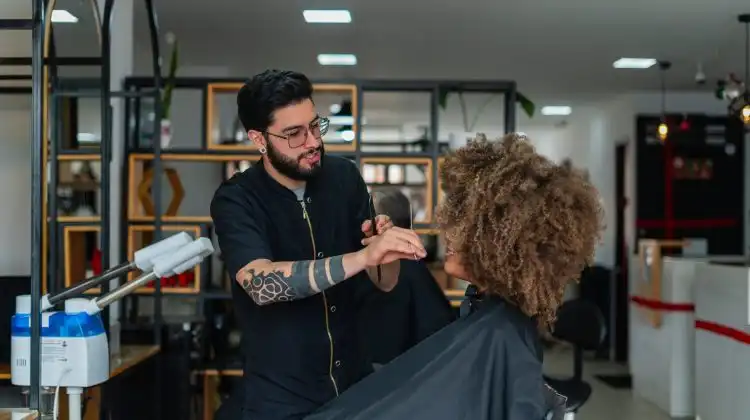 Salões de beleza é um dos setores onde encontra imigrantes empreendendo em Portugal.