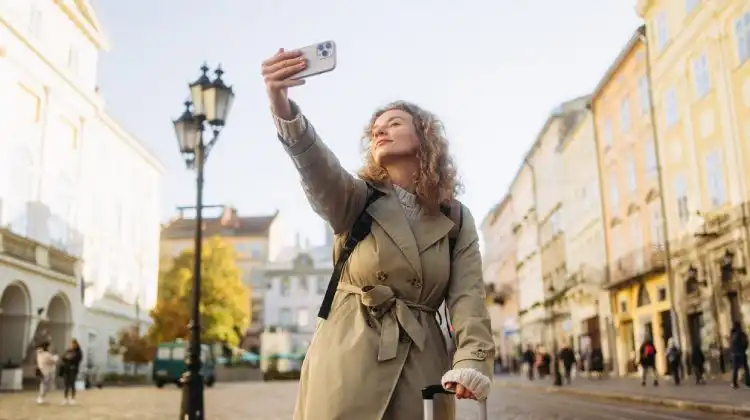 Influencers de imigração ocultam a realidade do dia a dia sobre a vida na Europa.