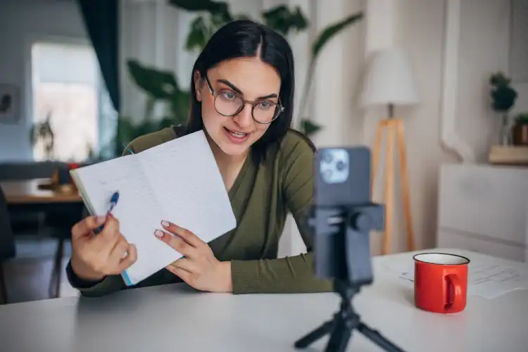 Uma das influencers de imigração gravando conteúdo.