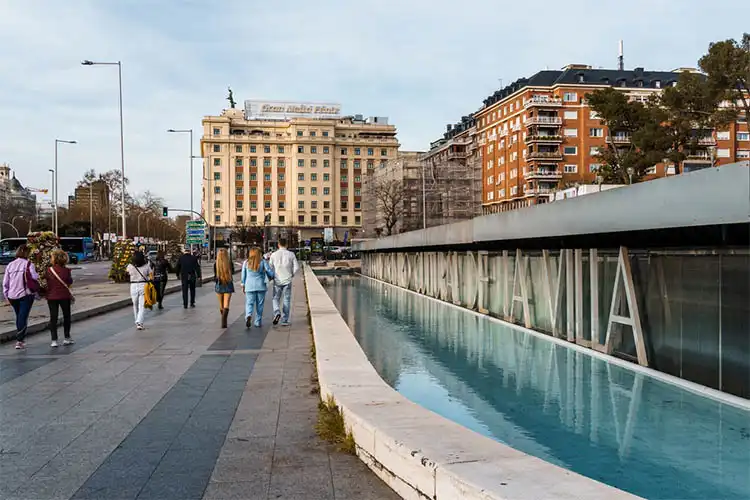 ruas de uma cidade espanhola em dia de sol