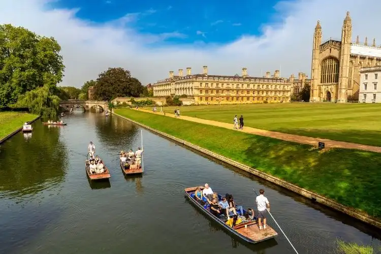 Pessoas passeando de barco em Cambridge.