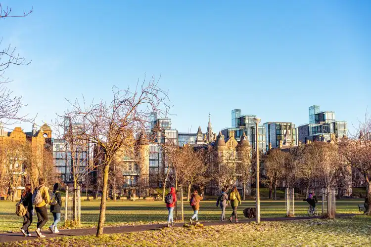 Intercambistas caminhando pelas ruas de Edimburgo