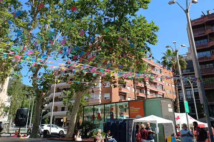 Pessoas em uma rua de Barcelona