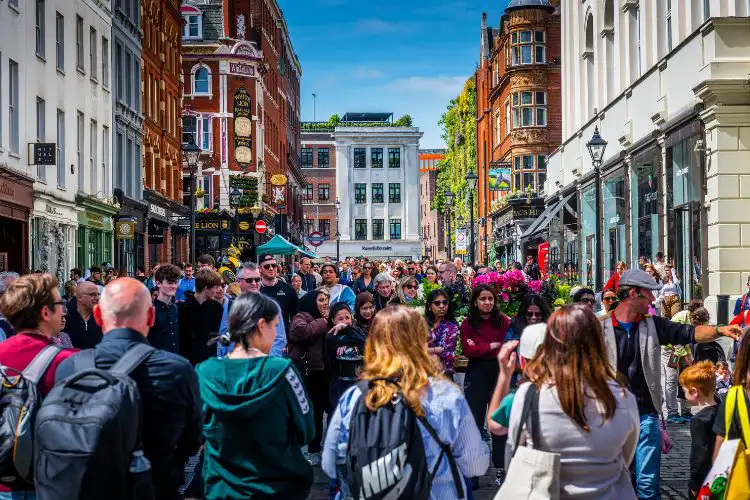 Pessoas caminhando em Londres