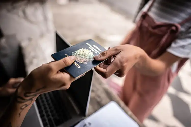 Passaporte brasileiro deve ser providenciado ao viajar para o exterior.
