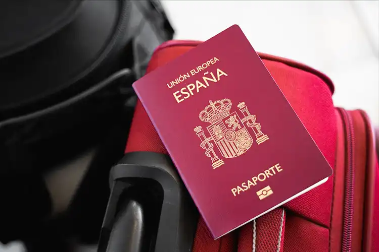 Passaporte da Espanha sobre uma mala