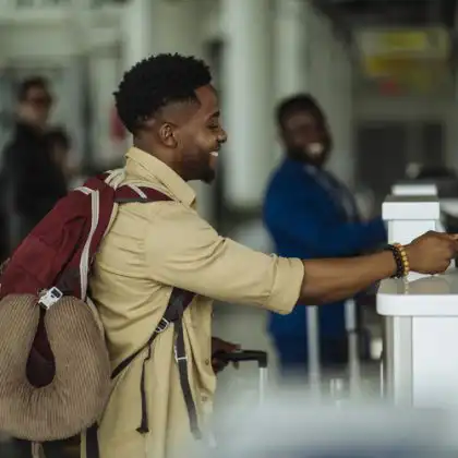 Jovem que tirou passaporte para a Espanha embarcando.
