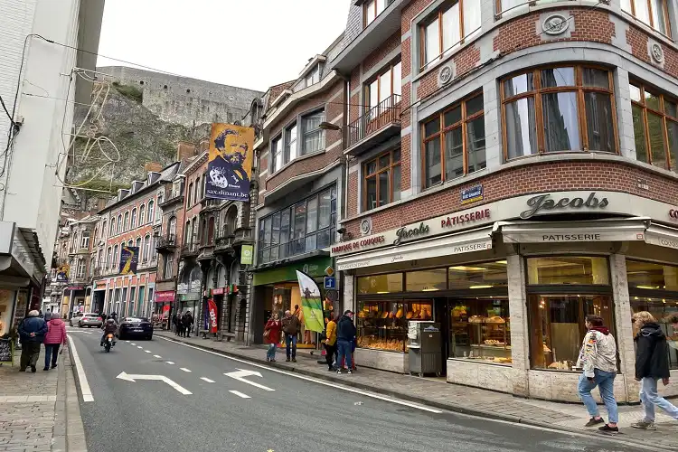 Padaria, restaurantes e lojas abertas.