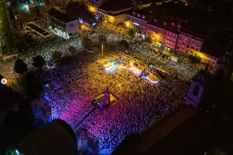 Público lota praça de Braga para ver show