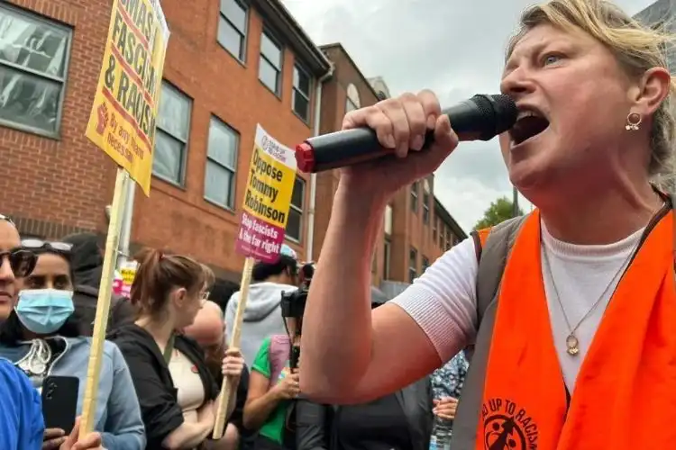 Mulher em um protesto anti-racismo na Inglaterra. 