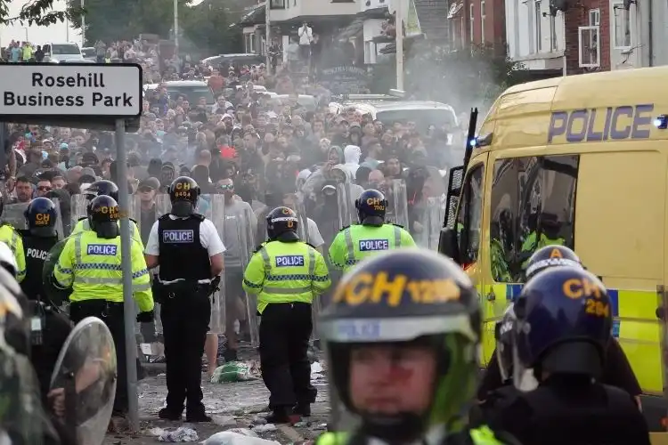 Polícia tenta conter manifestação em Southport