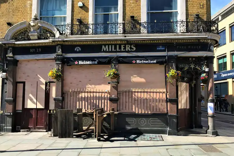 Pub abandonado na Irlanda