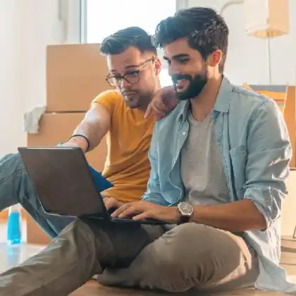Casal em sites para alugar apartamento na França