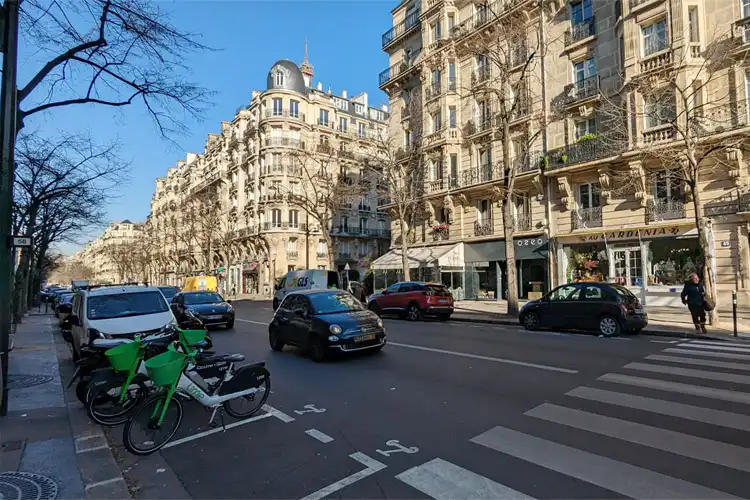 Paris é inadequada para dirigir e, por isso, é melhor alugar carro na França viajar para o interior.