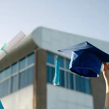 Mulher que vai Validar diploma de graduação na Inglaterra