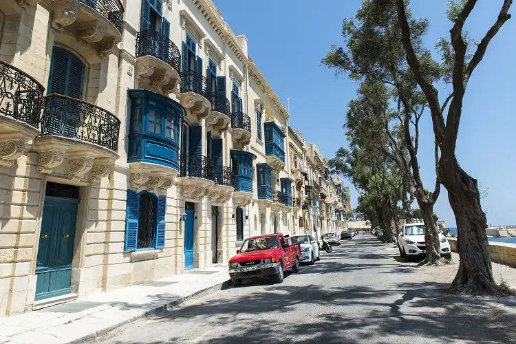 Carro vermelho em Valetta, Malta.