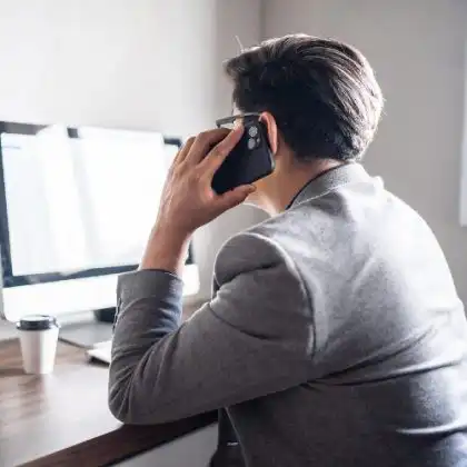 Homem ao telefone faz agendamento da AIMA no Brasil