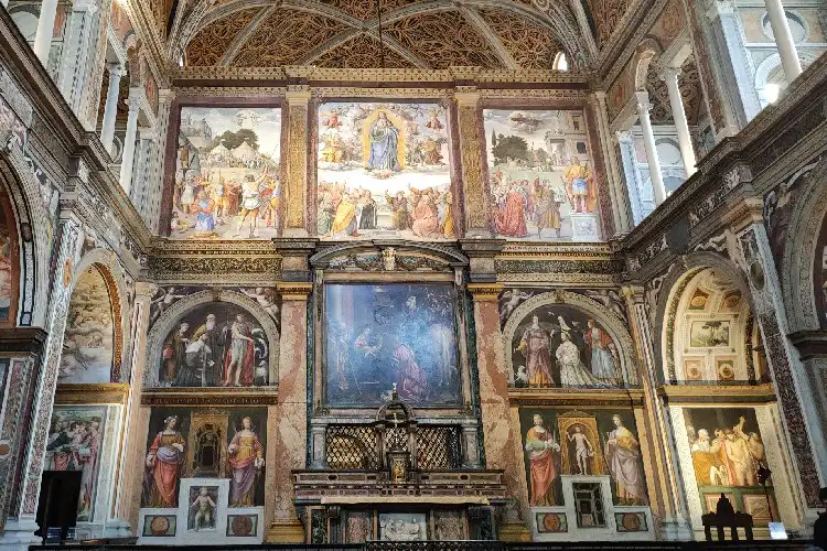 Interior de igreja na Itália.