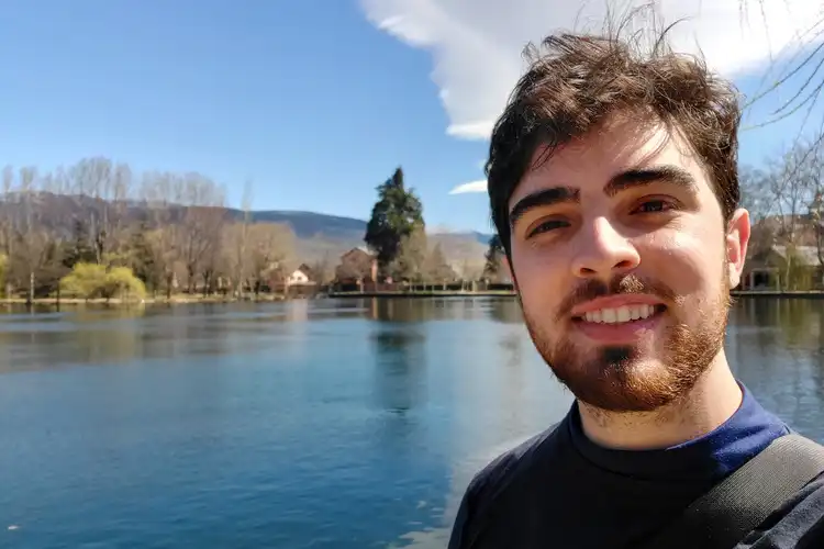 Entrevistado com contrato de trabalho na Espanha em cidade da Catalunha