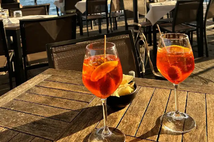 Aperol spritz é um dos drinks que fazem parte das tradições da cultura italiana.