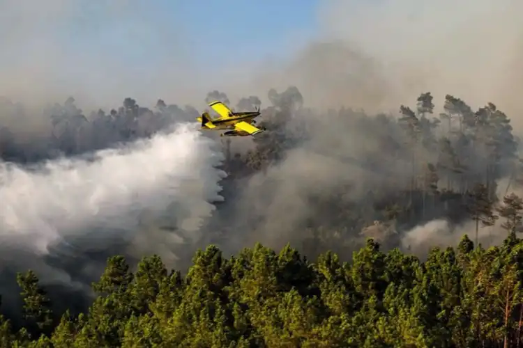 Avião combate chamas