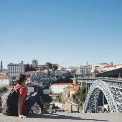 Brasileiro em Portugal apreciando a paisagem