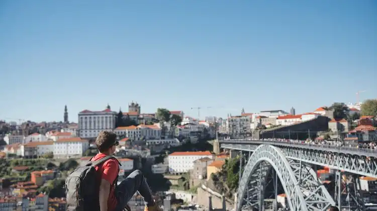 Brasileiro em Portugal apreciando a paisagem