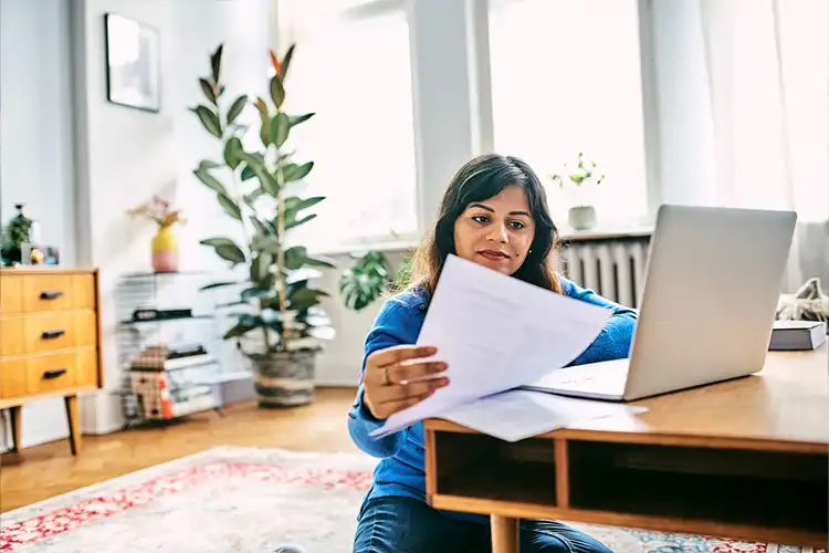 Mulher organizando documentos 