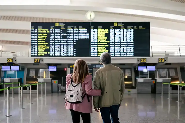 Casal com visto para Espanha em aeroporto