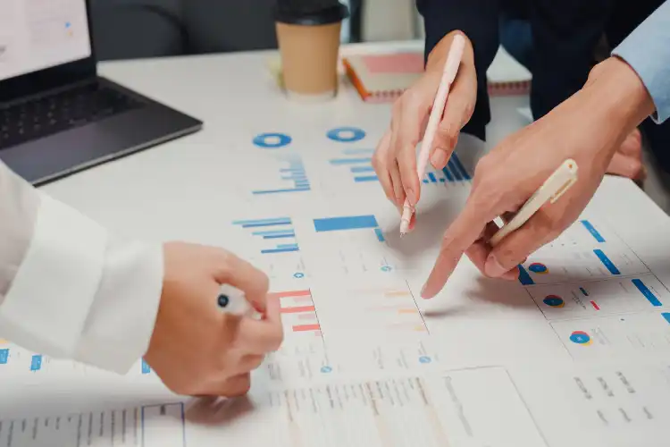 Reunião empresarial para avaliação de resultados.