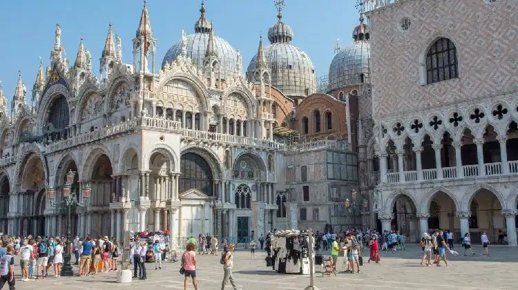 Praça de São Marcos, em Veneza, reflete o estilo e custo de vida dos italianos