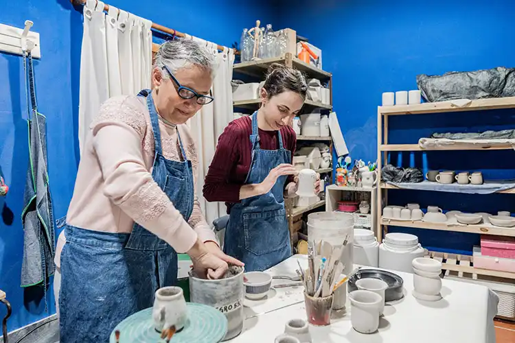 Mulheres fazendo peças de cerâmica