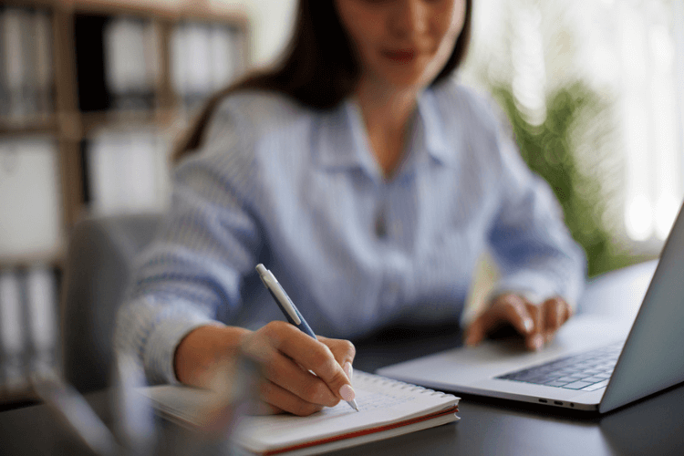 Estudante anotando documentos importantes para pós-graduação na Itália.