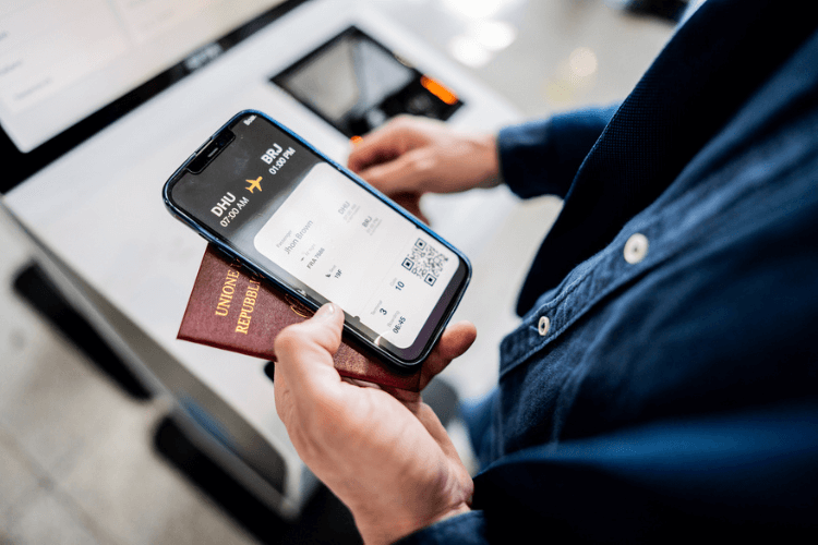 Pessoa com celular e passaporte italiano em mãos