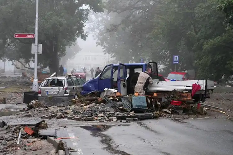 Carros arrastados pelas enchentes no leste europeu