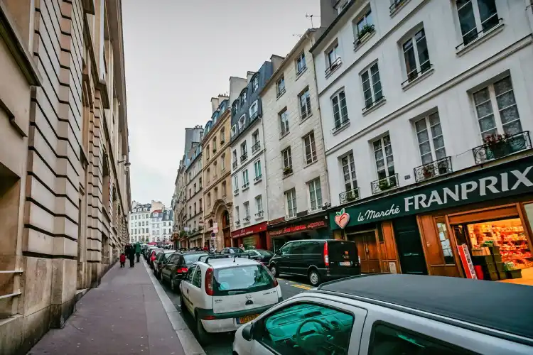 Ao alugar carro em Paris, atente-se as zonas de estacionamento.