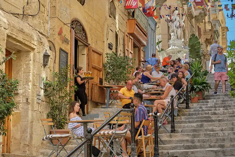 Escadaria com turistas em Malta