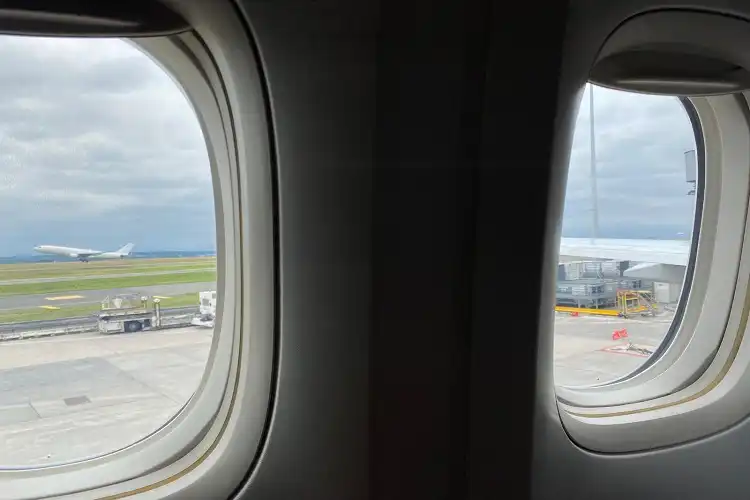 Janela de avião vista de dentro.