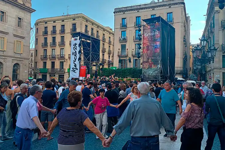 Espanhóis e turistas dançam na Festa de La Merce