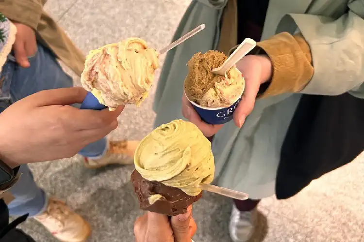 Ao visitar a Itália, não deixe de saborear um gelato.