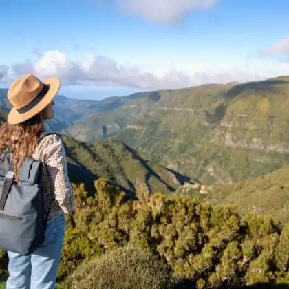 Mulher admirando a beleza da montanha.