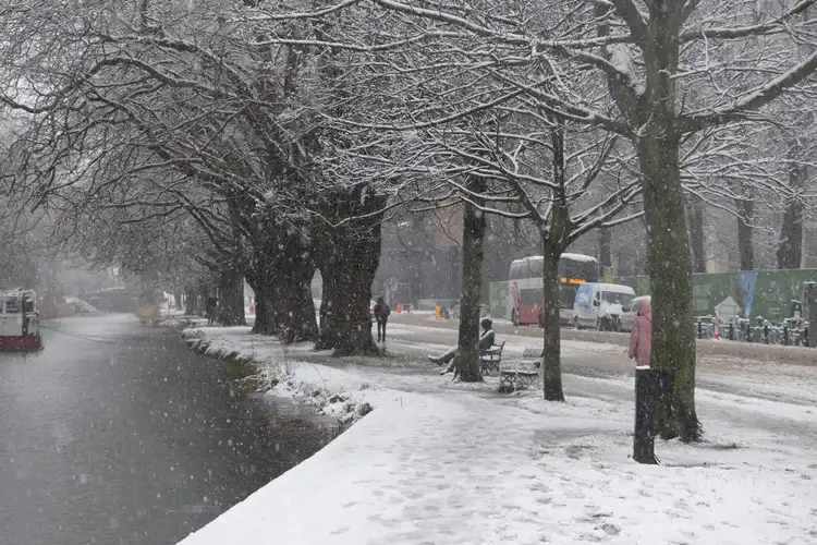 Ruas de Dublin, na Irlanda com neve
