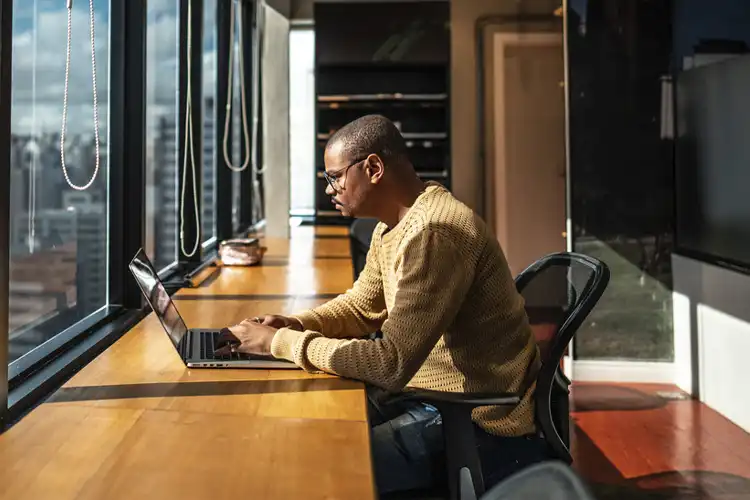 Homem estudando para entrar nas melhores universidades da França.