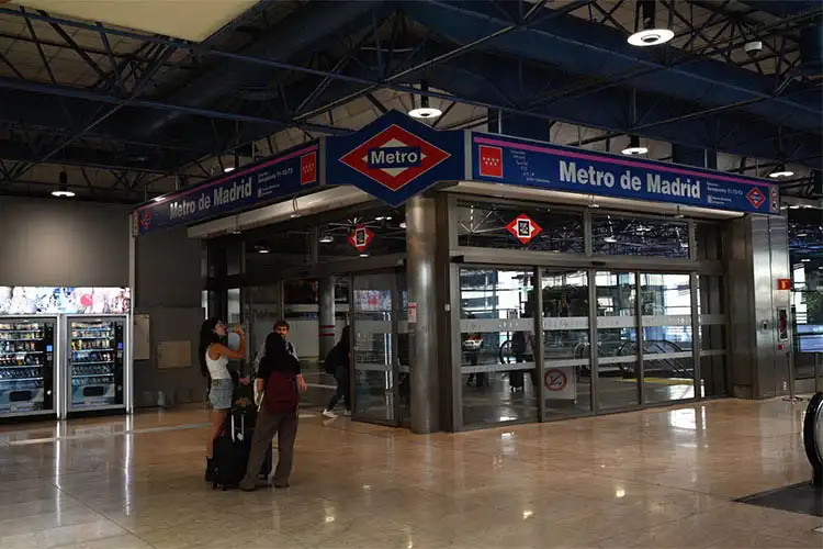Metrô no aeroporto de Madri Barajas