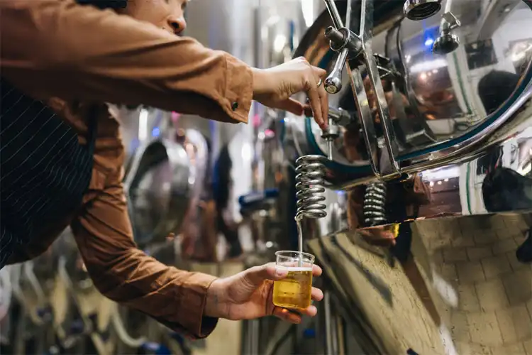 Profissional extraindo amostra de cerveja de uma chopeira