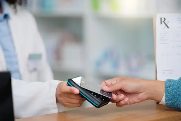 Homem pagando a conta do hospital com cartão de crédito. 