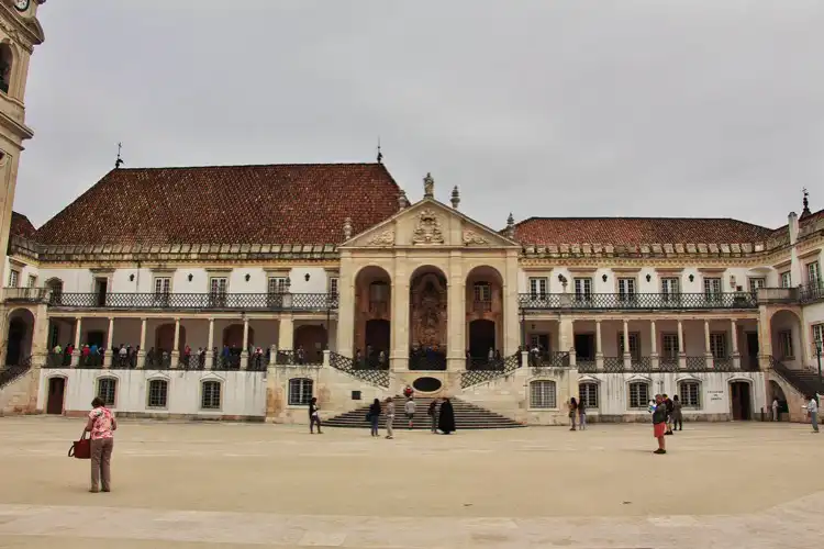 Fachada da Universidade de Coimbra.