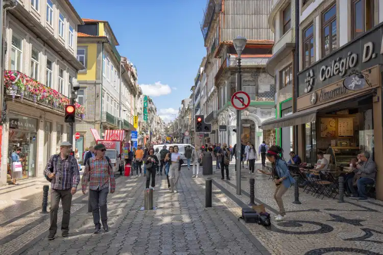 Rua Santa Catarina no Porto tem as melhores lojas em Portugal.